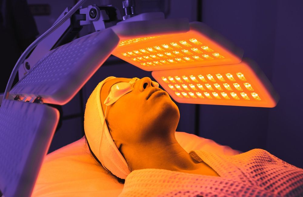 Après la lumière rouge, pourquoi la lumière jaune s'invite peu à peu dans nos routines beauté ?