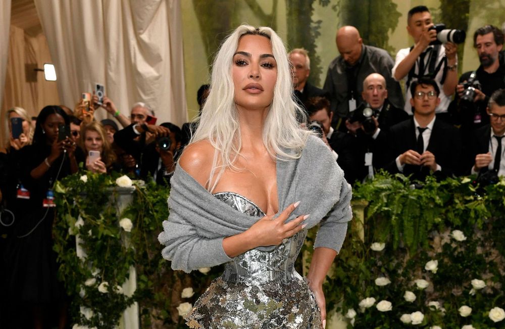 Met Gala 2024 : Kim Kardashian surprend avec son petit cardigan bouloché