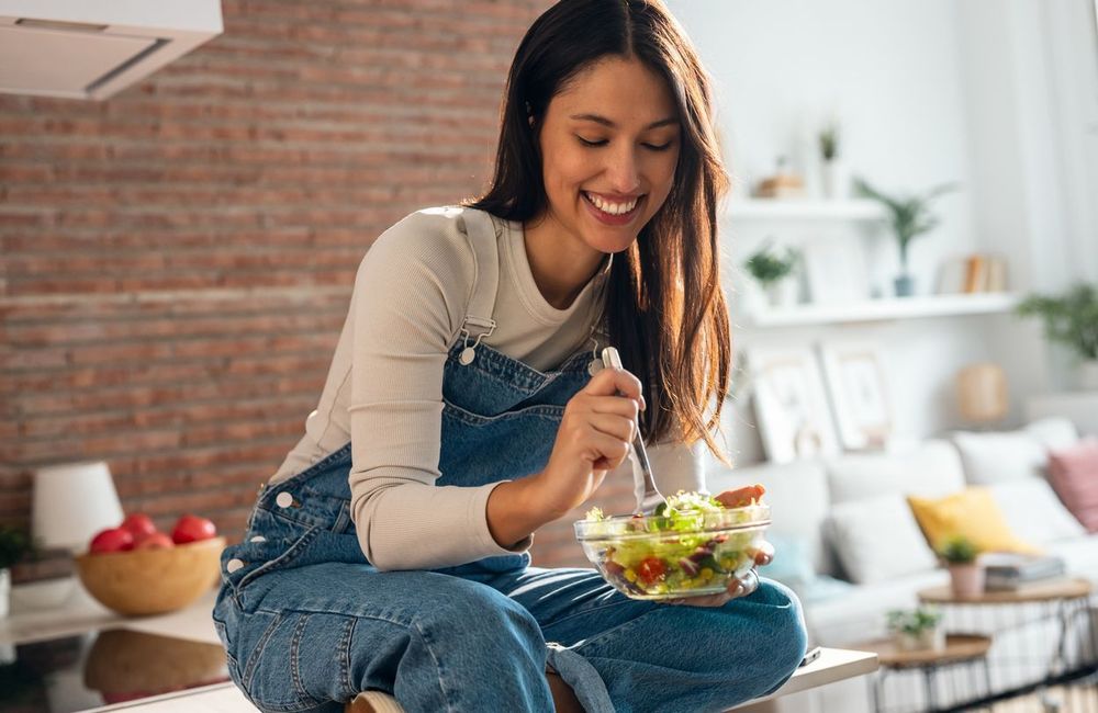 Consommé tous les jours, ce légume joue un rôle clé dans l’équilibre hormonal selon une nutritionniste