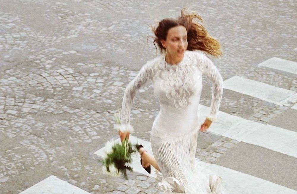 L’influenceuse française, Carla Ginola, bénéficie d’une robe Rabanne qui porte son nom