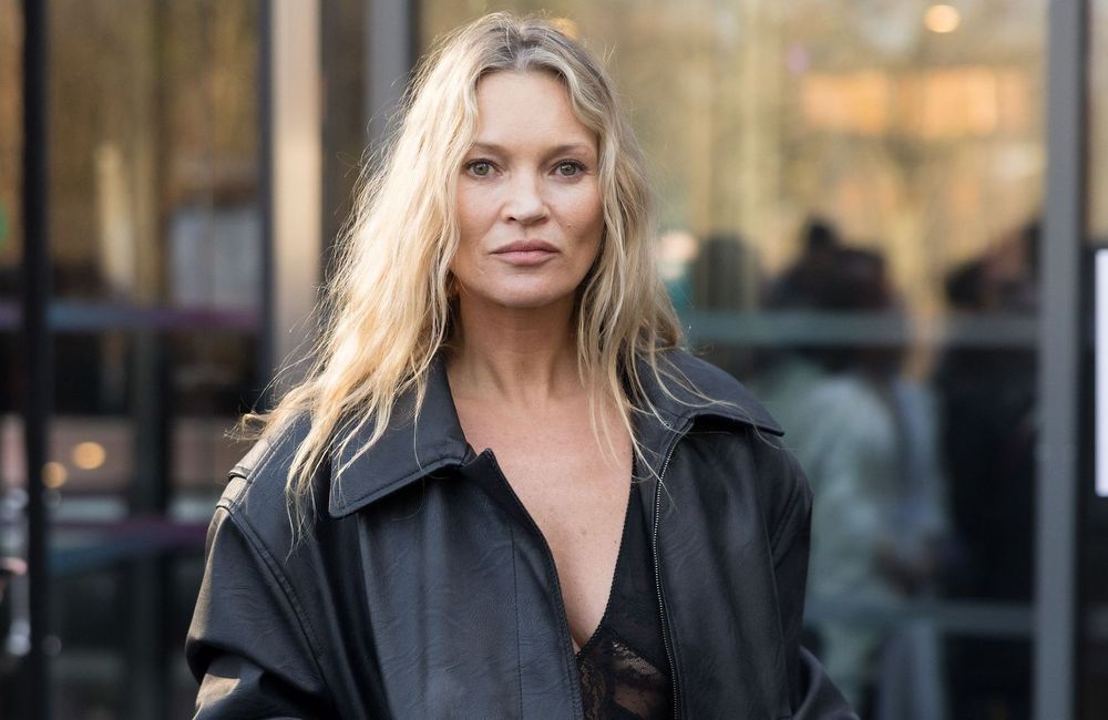 En skinny et bottines lacées à plateformes, Kate Moss remet la mode des années 2010 au goût du jour