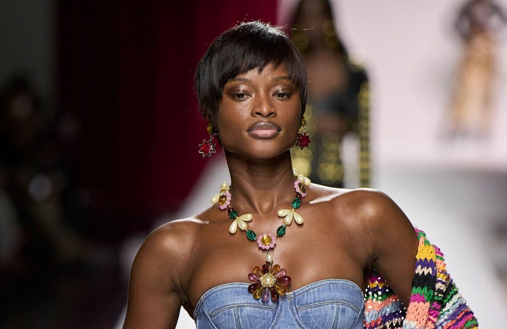 Le bijou floral est l’accessoire mode à adopter pour twister vos tenues printanières