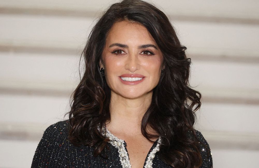 L’astuce toute simple de Penelope Cruz pour donner du volume à ses cheveux longs au défilé Chanel