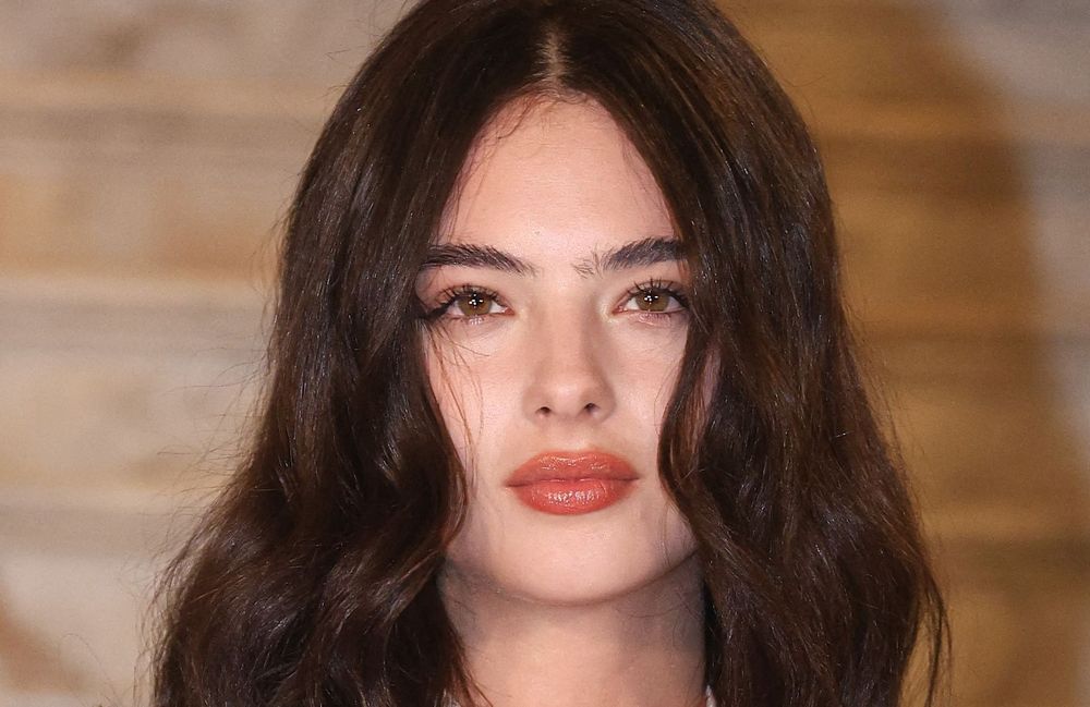 Chez Dior, Deva Cassel ose la frange asymétrique (et c’est réussi)