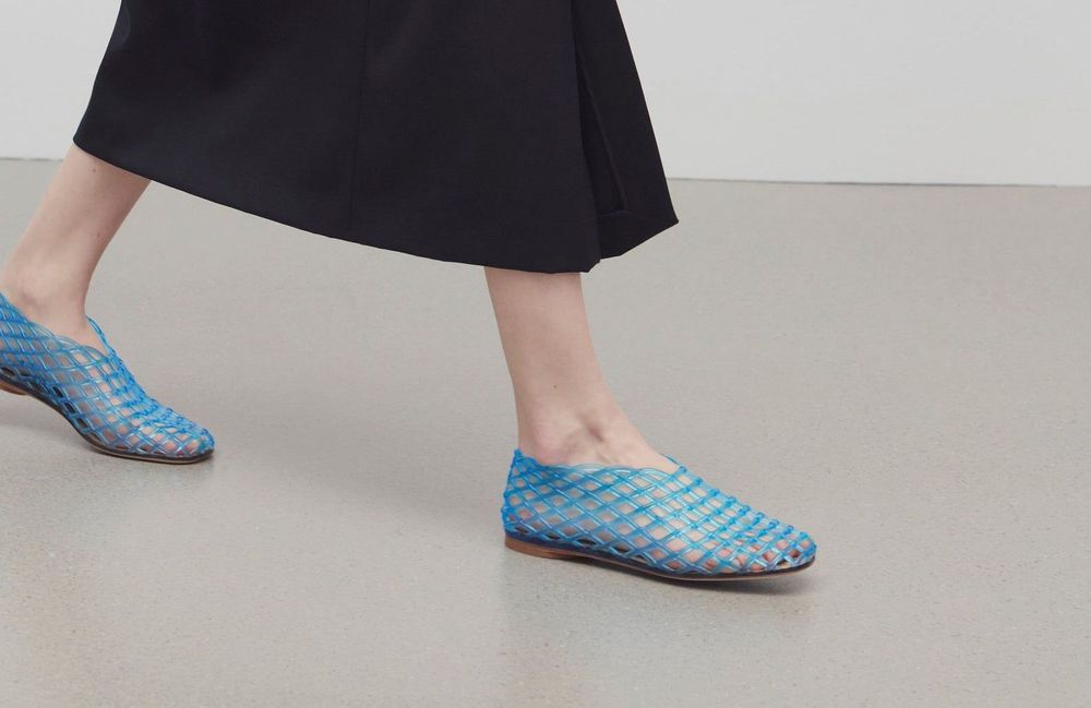 Sur les réseaux, ces « jelly shoes » vendues 990 euros sont l’obsession mode du moment