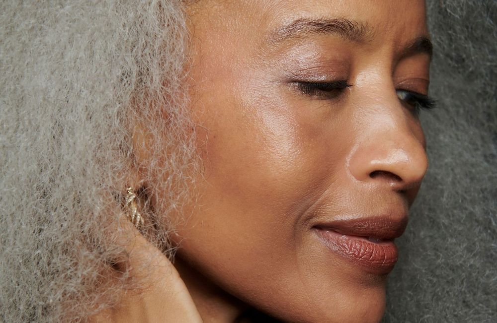 Cheveux : ce qui se passe vraiment après 40 ans (et comment en prendre soin)