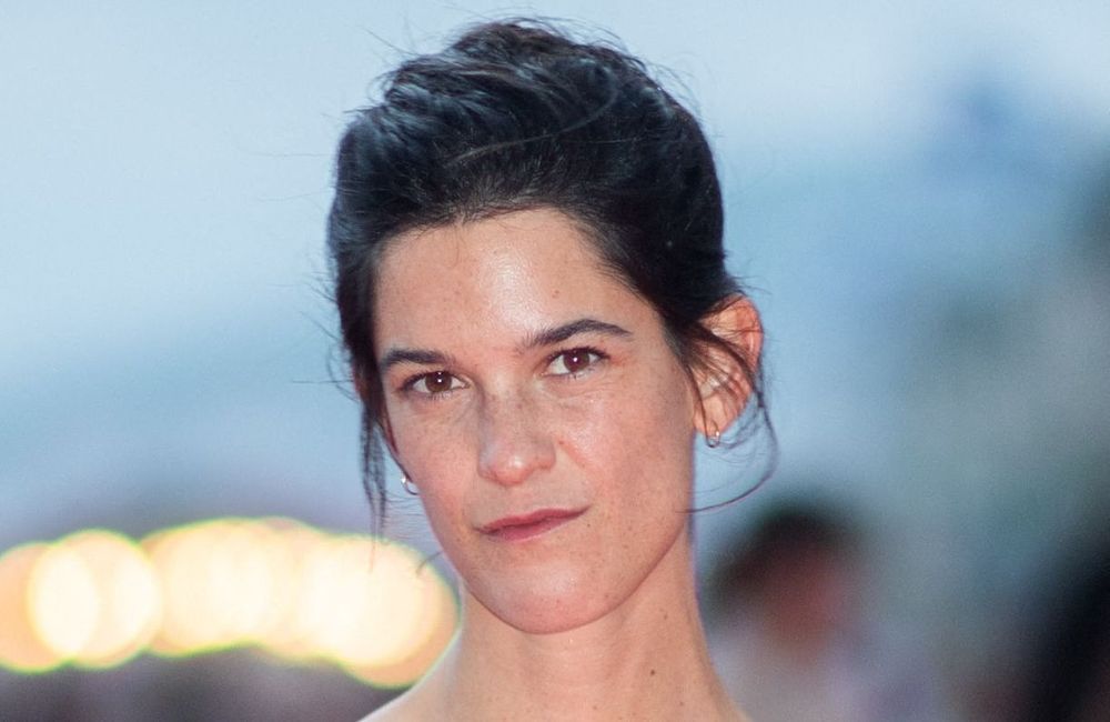 Suzanne Lindon crée la surprise avec une coiffure deux-en-un au défilé Miu Miu