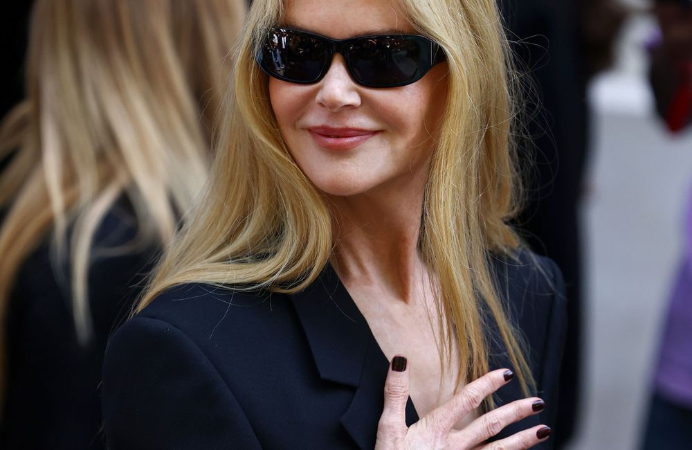 Nicole Kidman relance la tendance des ongles « Goth Chic » pour l’été