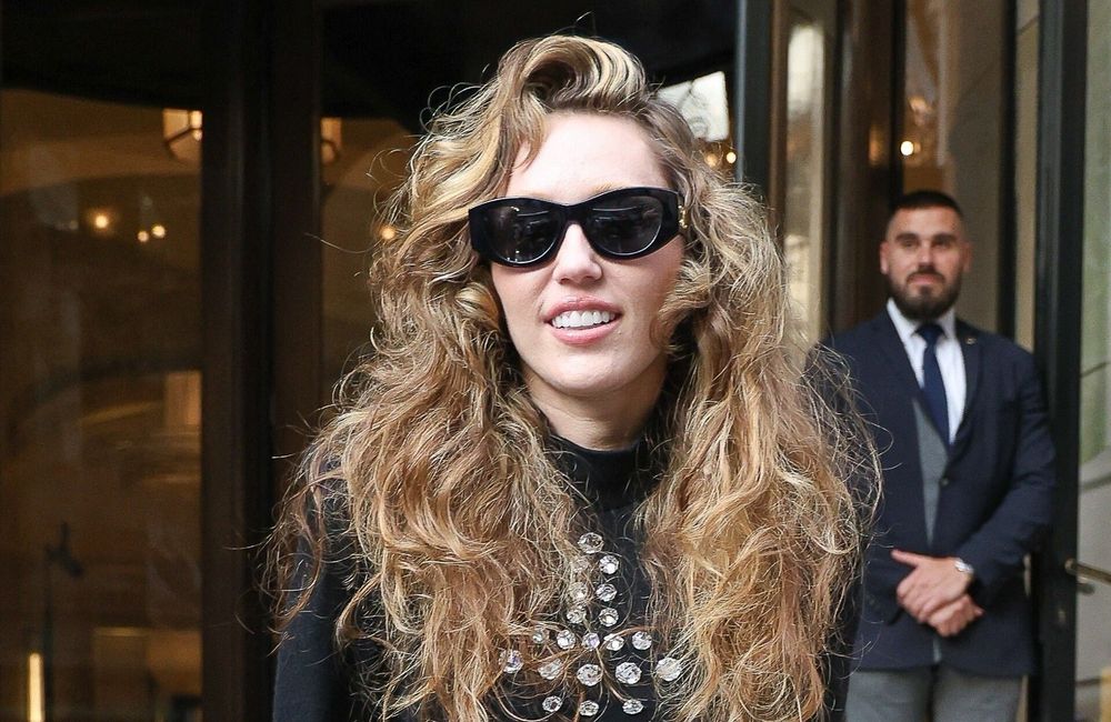 Métamorphosée, Miley Cyrus adopte la couleur de mascara la plus étonnante du moment