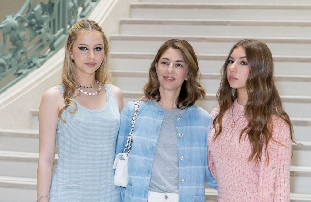 Looks poudrés : Sofia Coppola et ses filles éblouissent en tenues assorties au défilé Chanel
