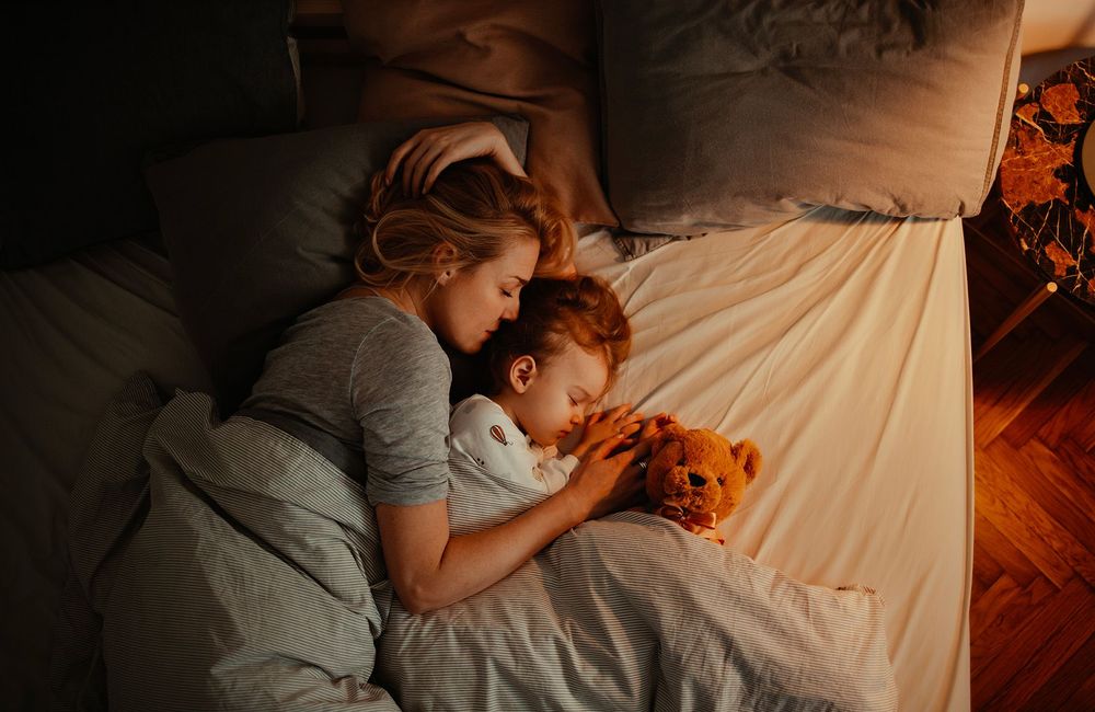 Mon enfant vient dormir dans le lit parental : que faire ?