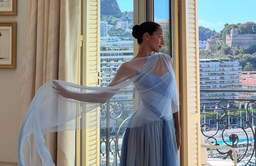 Alexandra Saint Mleux fait sensation en robe du soir inspirée de Grace Kelly