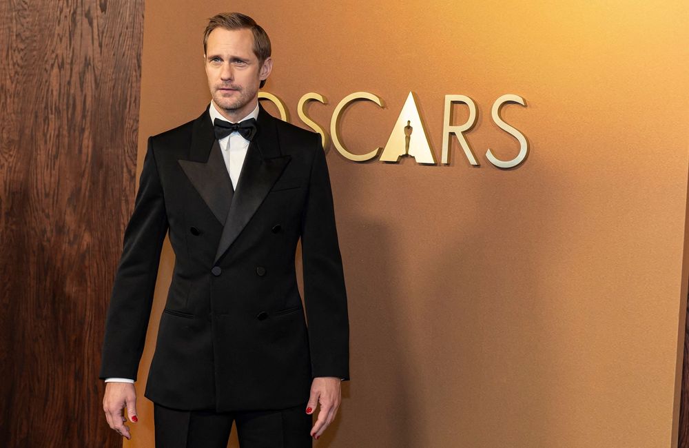 Alexander Skarsgård nous montre ses ongles rouges et ses cuissardes : et si c’était ça le nouveau mâle alpha ?