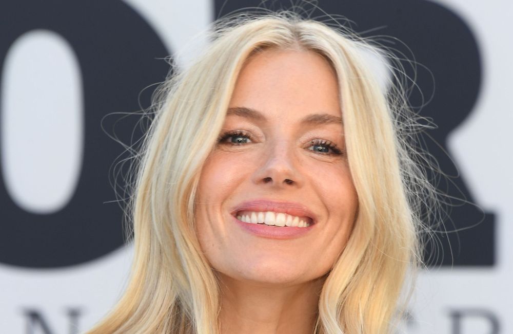 À 42 ans, Sienna Miller nous dévoile son astuce pour un effet bonne mine immédiat