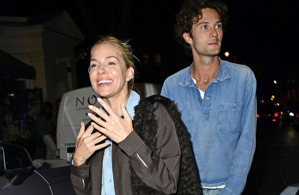 Veste ajustée, chemise et jean : Sienna Miller signe déjà l’uniforme chic et confortable de l’automne