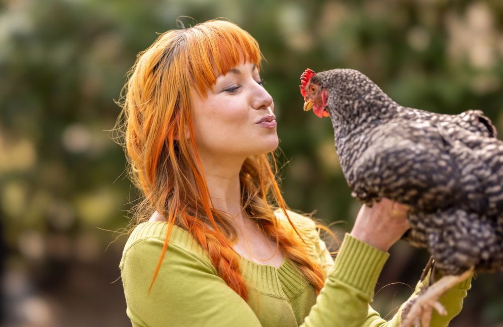 L'édito de ELLE : Et si investir dans des poules était bien plus sûr que la cryptomonnaie ?