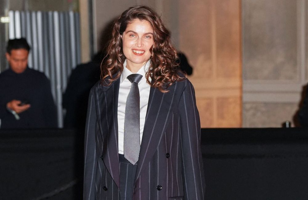 À la Fashion Week de Paris, Laetitia Casta donne un nouveau souffle au costume masculin