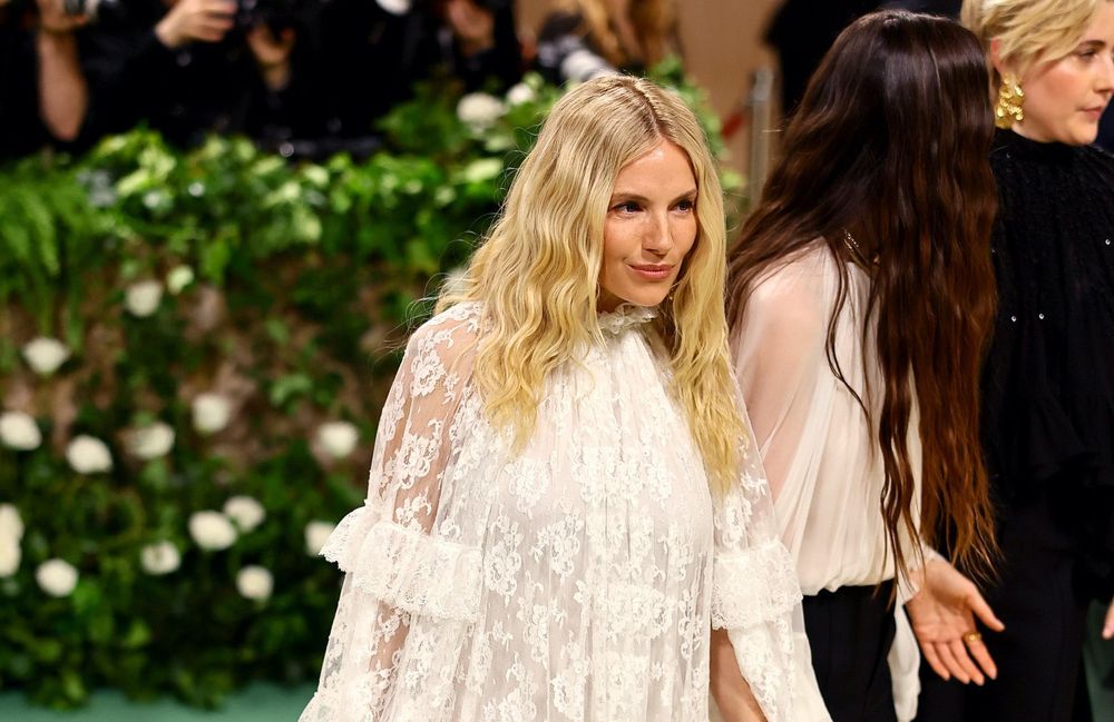 Met Gala 2024 : dans une robe aérienne, Sienna Miller confirme le retour du style boho-chic