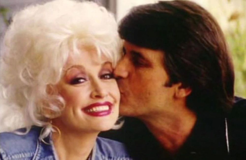 Dolly Parton : connaissez-vous l’histoire derrière « Jolene », sa chanson culte inspirée par son mari Carl Dean ?