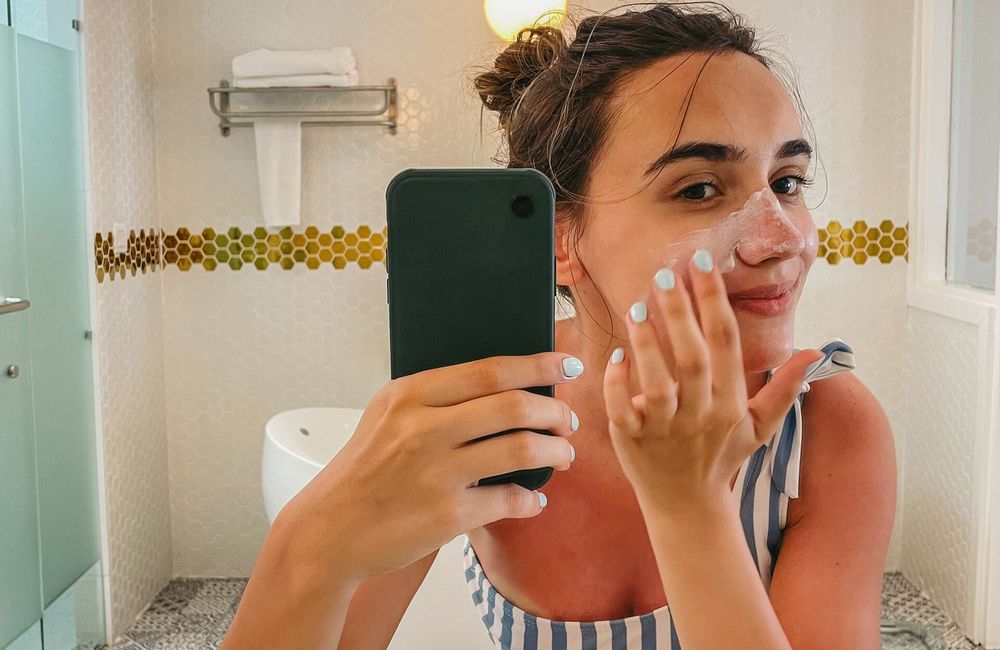 « C'est délétère et toxique » : une dermatologue tire la sonnette d’alarme face aux tendances beauté les plus absurdes