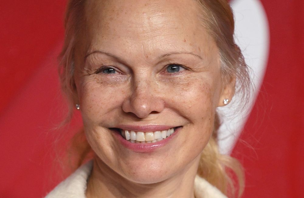 Renversante, Pamela Anderson renoue avec son look des années 90