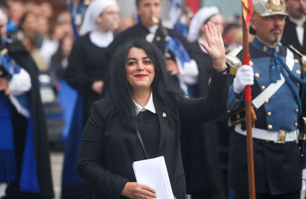 « Une attitude hypocrite de la France » : pourquoi Marjane Satrapi refuse la Légion d'honneur ?