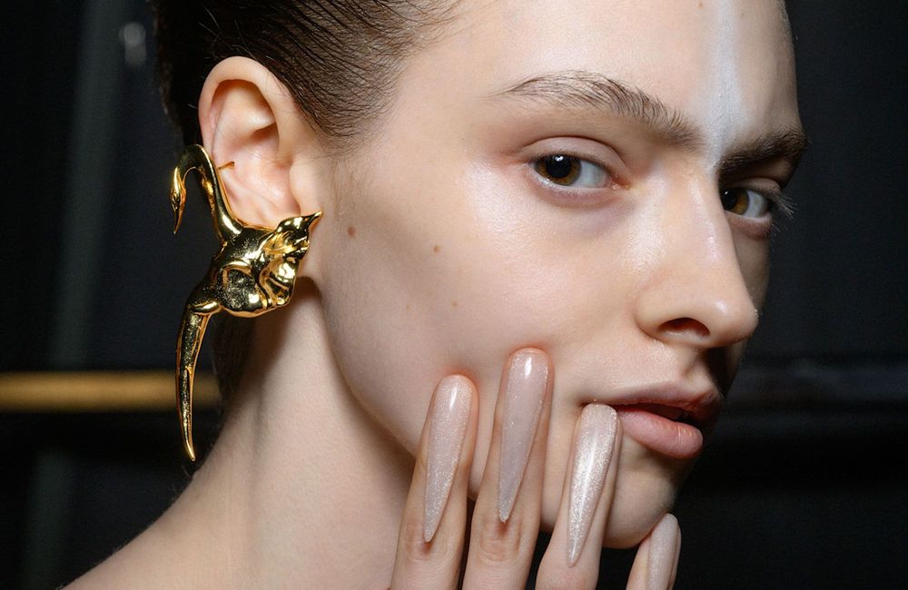 Qu'est-ce que la tendance des ongles inversés qui obsède les réseaux sociaux en 2025 ?