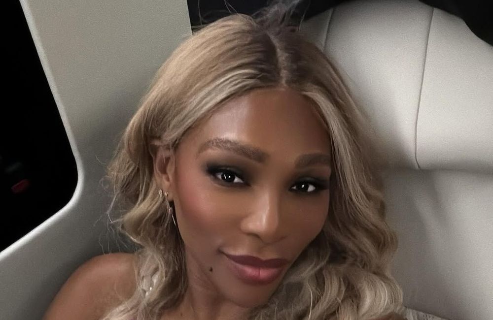 Serena Williams exhibe ses abdos saillants en bikini bleu : son look de vacances enflamme Instagram