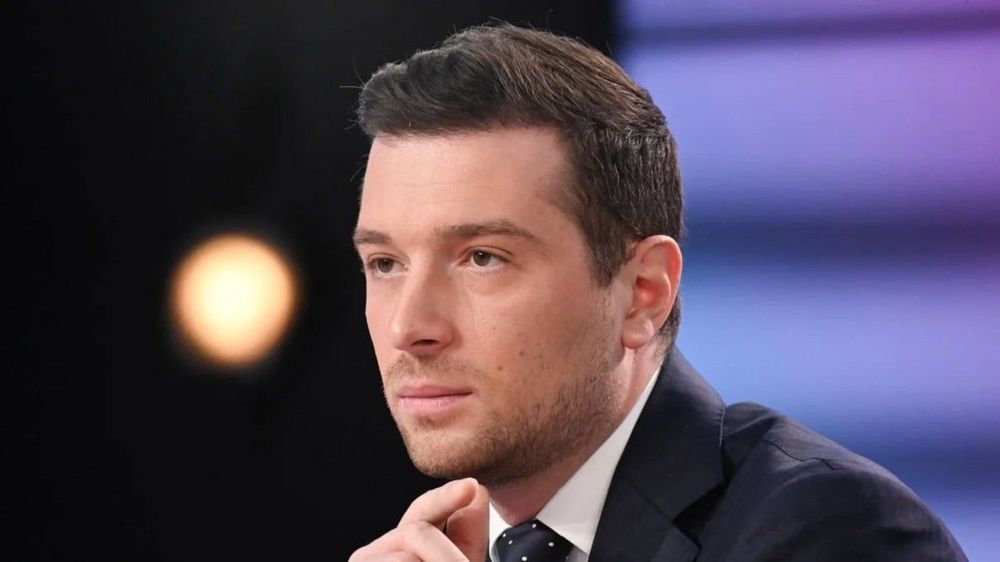 Le père de Jordan Bardella "très inquiet" suite au "coming-out" de son fils : "C'est très dangereux"