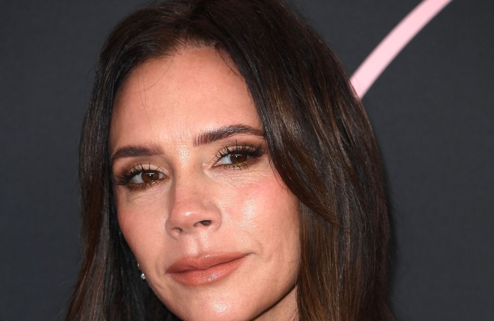 « Je ne pouvais pas passer une aiguille entre les boutons » : Victoria Beckham se confie sur son acné à l’âge adulte