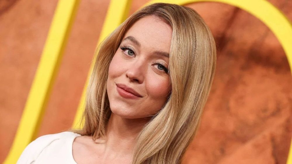 Sydney Sweeney fente apparente et poitrine XXL, son bustier en dentelle en dévoile un peu trop