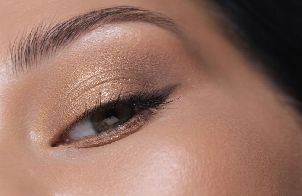 Paupières tombantes ? Ce maquillage ultra simple ouvre le regard en un clin d’œil