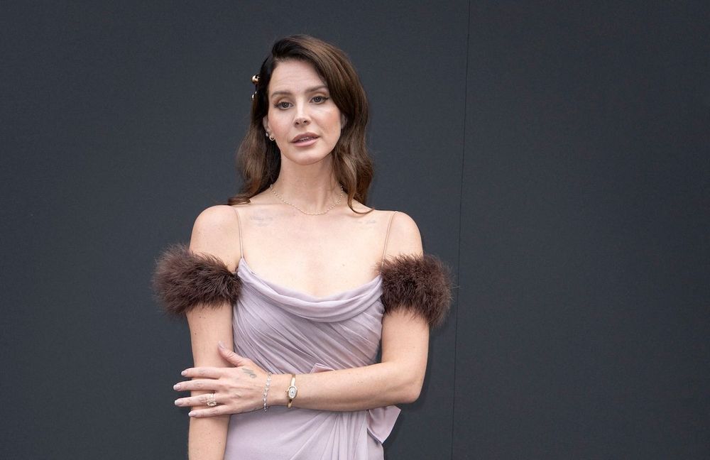 Silhouette rétro et charme romantique : Lana Del Rey signe une apparition très chic au défilé Valentino