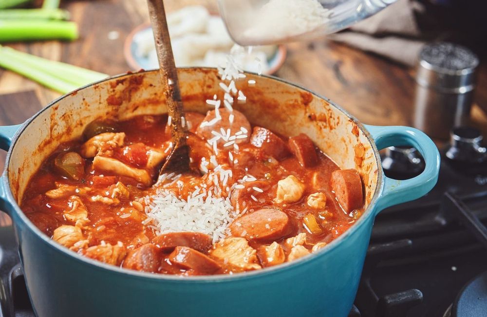 Comment reproduire l’Arroz con Salchicha, le plat préféré du chanteur Bad Bunny ?