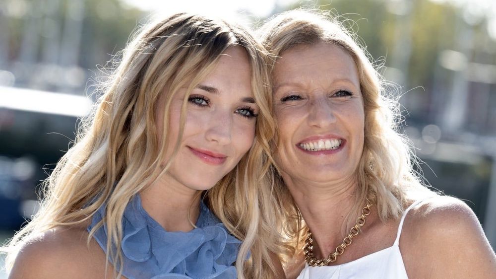 Alexandra Lamy (54 ans) tout sourire et seins nus avec sa fille Chloé : leur audacieux cliché au spa déchaîne les passions