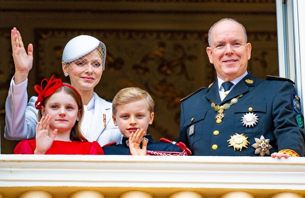 Charlène de Monaco dévoile un nouveau portrait officiel avec ses enfants Jacques et Gabriella