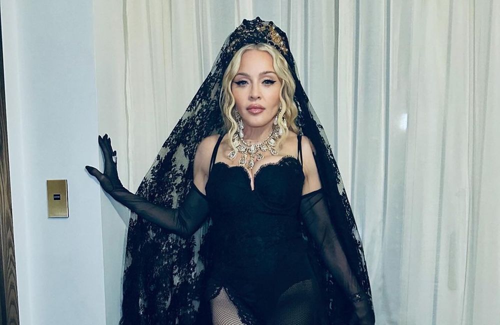 Madonna : voile et dentelle, elle se mue en madone des temps modernes pour le défilé Dolce & Gabbana
