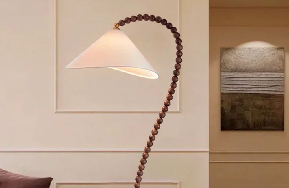 DIY : voici comment créer cette lampe en perles de bois pour une touche bohème