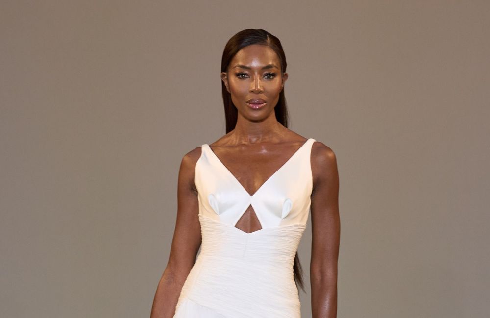 Naomi Campbell défile en robe transparente à la Fashion Week de Milan