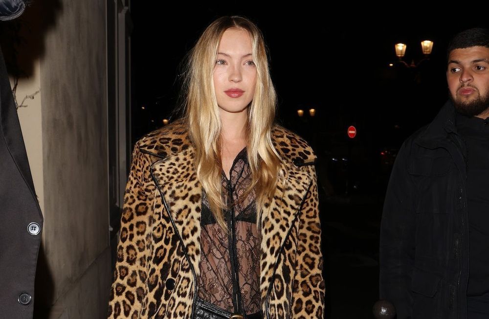 Lila Moss ressuscite le mythique manteau léopard de sa mère Kate
