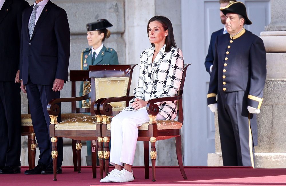 Quelles sont ces baskets blanches qui ont remplacé les talons de Letizia d’Espagne ?