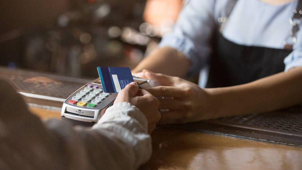 Aides sociales : l'argent bientôt versé directement sur une carte bancaire ?