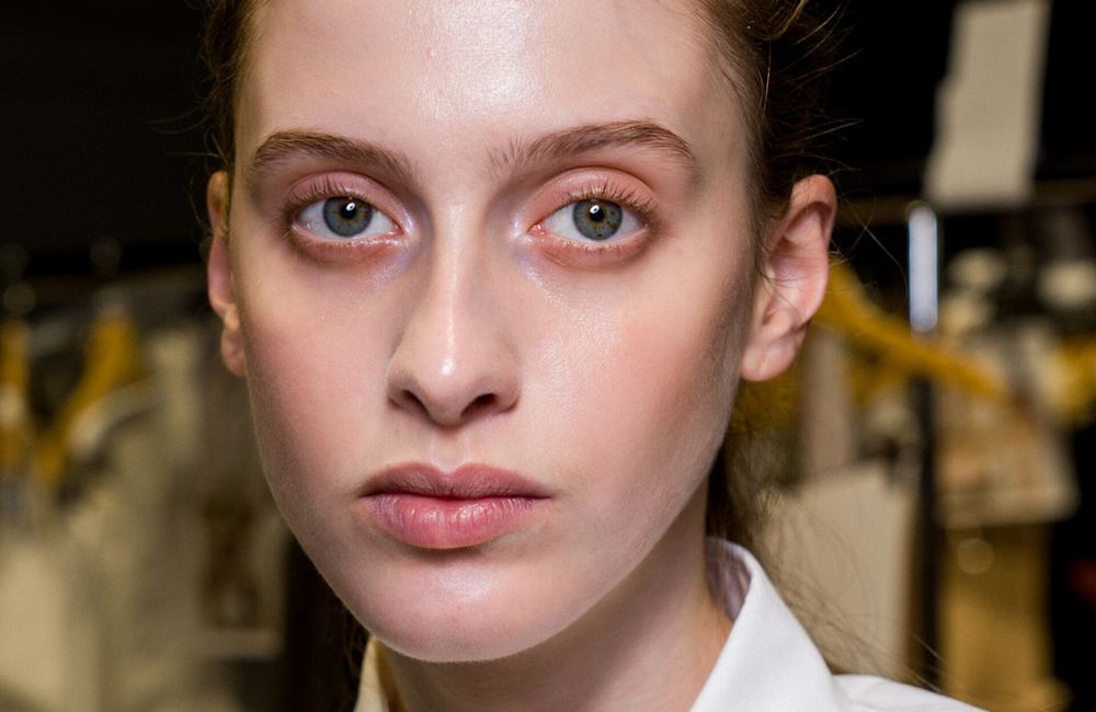 La technique secrète d'une maquilleuse de célébrités pour un visage lifté