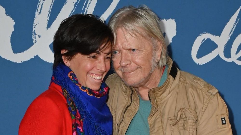 "Il n'a cessé de lui faire la cour", Renaud marié à Cerise de 29 ans sa cadette, leur vie intime évoquée sans tabou