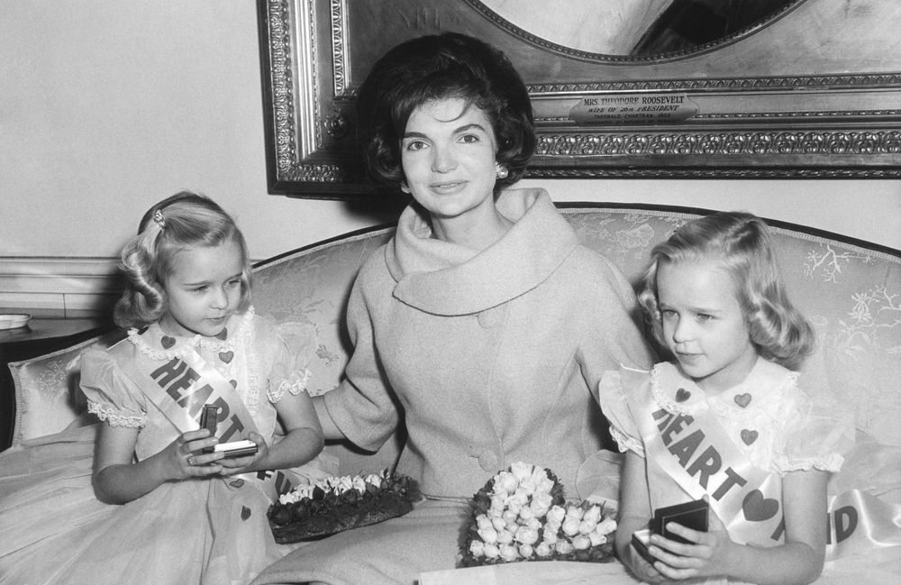 Cette actrice inattendue va jouer Jackie Kennedy Onassis dans la série “American Love Story”