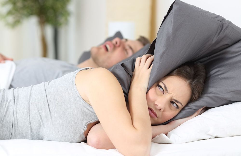 Les femmes ronflent-elles vraiment moins que les hommes ? Un chercheur a trouvé la réponse
