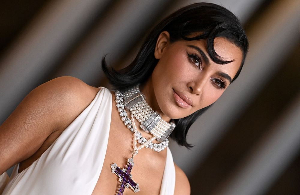 Méconnaissable, Kim Kardashian adopte cette coupe de cheveux des années 80