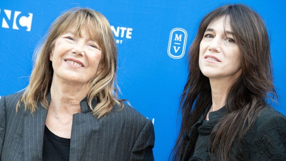 Charlotte Gainsbourg dévoile les conseils précieux de ses parents : "Je devais être méfiante"