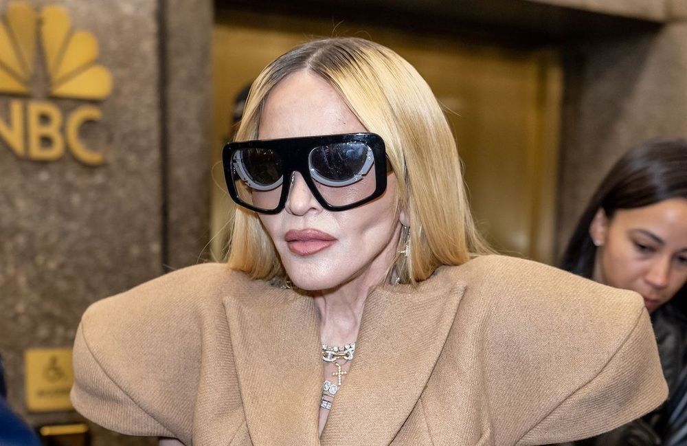 Lunettes superposées et épaulettes XXL : l'apparition remarquée de Madonna à la Fashion Week de New York