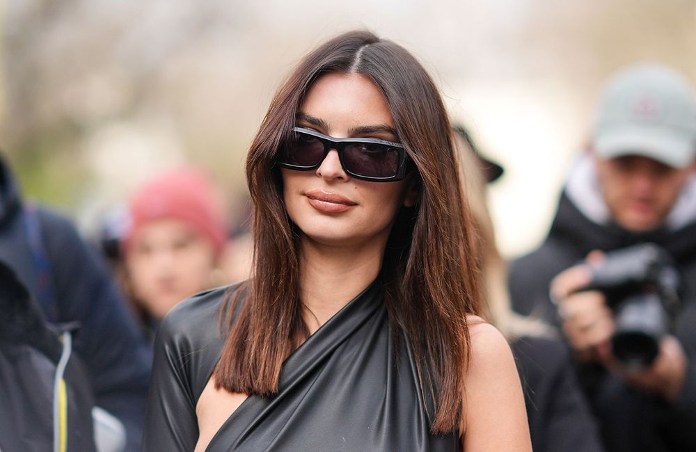 Sublime, Emily Ratajkowski adopte une coiffure régressive et rajeunissante